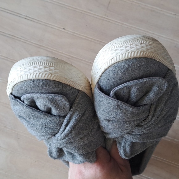 Sugar Gonzo Knot Bow Gray Felt Memory Foam Comfort Textured Slip On Sneakers - Picture 5 of 10
